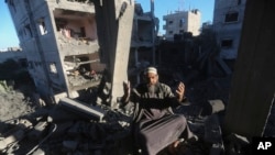 Seorang pria lansia Palestina bereaksi marah setelah serangan Israel terhadap bangunan permukiman penduduk di kota Rafah, Jalur Gaza, Jumat 15 Desember 2023.