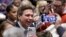 Guverner Floride Ron DeSantis pozdravlja ljude u gomili tokom događaja 10. marta 2023. u Davenportu, Ajova.