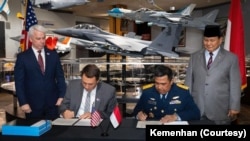Menhan RI Prabowo Subianto menyaksikan penandatanganan MOU yang merupakan komitmen pembelian 24 unit pesawat tempur F-15EX baru dari Amerika. (Foto: Courtesy/Kemenhan)