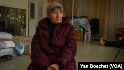 Svetlana u skloništu u Konstantinovki, u regionu Donjecka u istočnoj Ukrajini, nakon što je napustila Bahmut, 11. april 2023. (Foto: VOA)