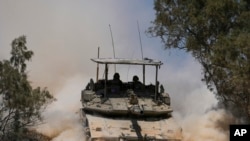 ទាហាន​អ៊ីស្រាអែល​បើក​រថក្រោះ​ប្រតិបត្តិការ​តាម​ច្រក​ព្រំដែន​អ៊ីស្រាអែល​និង​តំបន់​ហ្កាហ្សា ស្ថិត​ក្នុង​ភាគខាងត្បូង​នៃប្រទេស​អ៊ីស្រាអែល នាថ្ងៃទី២៩ ខែឧសភា ឆ្នាំ២០២៤។ 