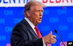 Bivši predsjednik i republikanski kandidat Donald Trump tokom prve predsjedničke debate sa predsjednikom SAD Joeom Bidenom.