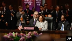 អនុប្រធានាធិបតី​សហរដ្ឋ​អាមេរិក​លោកស្រី Kamala Harris ថ្លែងសុន្ទរកថា​ក្នុងអំឡុង​ពេល​កិច្ចប្រជុំ​សមាគម​ប្រជាជាតិ​អាស៊ីអាគ្នេយ៍-អាមេរិក នៅ​ទីក្រុង​ហ្សាការតា ប្រទេស​ឥណ្ឌូណេស៊ី នៅ​ថ្ងៃពុធ ទី ៦ ខែកញ្ញា ឆ្នាំ២០២៣។