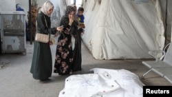 Los dolientes reaccionan junto a los cuerpos de palestinos muertos en un ataque israelí, en medio del actual conflicto entre Israel y el grupo islamista palestino Hamás, en el hospital Abu Yousef al-Najjar en Rafah, en el sur de la Franja de Gaza, el 5 de mayo de 2024.