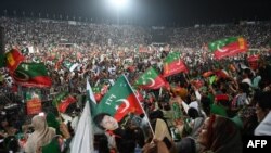Para pendukung mantan PM Pakistan dan ketua partai Pakistan Tehreek-e-Insaf (PTI) Imran Khan, melakukan rapat umum di Lahore, provinsi Punjab (foto: dok). 
