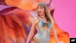 Tejlor Svift nastupa na stadionu Vembli u okviru turneje Eras 21. juna 2024. u Londonu. (Photo by Scott A Garfitt/Invision/AP)