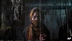  گزارش حقوق بشر امریکا با اشاره به عملکرد طالبان در برابر زنان گفته "زمانیکه نیم نفوس، از جامعه و اقتصاد رانده شود، هیچ کشوری نمیتواند صلح و رفاه را به دست‌ بیاورد.''