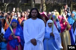 Un feligrés interpreta el papel de Jesús el Nazareno en la procesión del Domingo de Ramos el 2 de abril en las calles aledañas a la iglesia de San Antonio de Padua en Falls Church, Virginia. [Foto: Tomás Guevara, VOA]