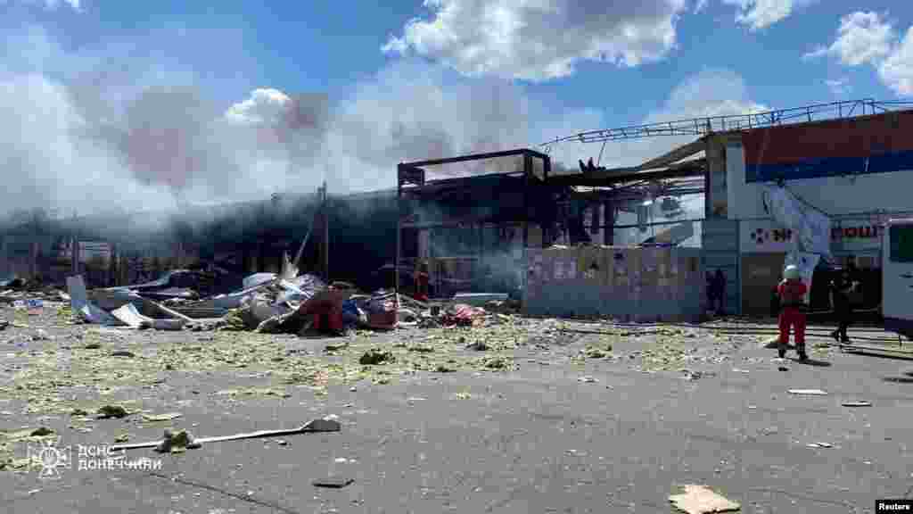 Una vista del centro comercial gravemente dañado por un ataque militar ruso, en Kostiantynivka, región de Donetsk, Ucrania, el 9 de agosto de 2024.