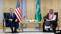 Ministar vanjskih poslova Saudijske Arabije princ Faisal bin Farhan prima američkog državnog sekretara Antonyja Blinkena u Sekretarijatu Zaljevskog vijeća za saradnju (GCC) u Rijadu 29. aprila 2024. godine.