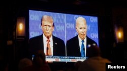 Warga Amerika yang tinggal di Meksiko berkumpul untuk 'nonton bareng' debat pertama Presiden AS Joe Biden dengan mantan Presiden Donald Trump, di restoran Pinche Gringo BBQ, di Mexico City, Meksiko 27 Juni 2024. (REUTERS/Quetzalli Nicte-Ha)