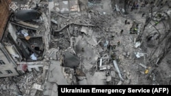 Tim penyelamat melakukan pencarian korban di lokasi serangan rudal di Kyiv, 25 Maret 2024. Rusia meningkatkan serangan di Kyiv dalam beberapa hari terakhir, menarget infrastruktur penting setelah pemboman Ukraina di perbatasan Rusia. (Handout / LAYANAN DARURAT UKRAINIAN / AFP)