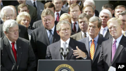 سەرۆکی پێشووی ئەمەریکا جۆرج بوش لە کاتێکدا ڕایەگەیاند کە گەیشتووەتە ڕێککەوتن لەگەڵ ئەنجومەنی نوێنەراندا بۆ پەسەند کردنی بڕیاری ڕووخانی سەدام حسێن، باخچەی کۆشکی سپی 2ی مانگی 10ی ساڵی 2002