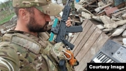 Ristić s oružjem. Foto: Privatna arhiva, VK