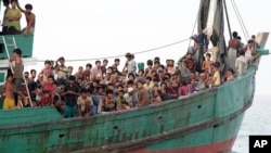 រូបឯកសារ៖ កាលពីថ្ងៃទី ២០ ខែ ឧសភា ឆ្នាំ ២០១៥ រូបថតជនចំណាកស្រុករួមទាំងជនមូស្លីម Rohingya របស់មីយ៉ាន់ម៉ា អង្គុយនៅលើទូករបស់ពួកគេ ខណៈដែលពួកគេរង់ចាំការជួយសង្គ្រោះដោយអ្នកនេសាទ Aceh នៅលើសមុទ្រនៃភាគខាងកើត Aceh ប្រទេសឥណ្ឌូនេស៊ី។