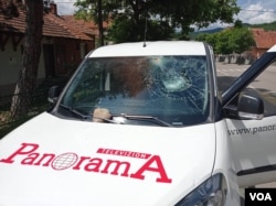 Automobil televizije "Panorama" oštećen je u Leposaviću 30. maja 2023.