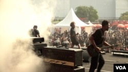 Band heavy metal Indonesia "Sisi Selatan" membawakan lagu-lagu tentang cinta dan aktivisme sosial. (Dave Grunebaum/VOA)