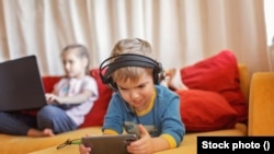 Preterana zavisnost od pametnih telefona i uređaja mogla bi da učini decu manje samopouzdanom, smatra Šeli Melija, profesorka u Dalasu.