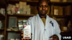 ফাইল ছবি - কংগো প্রজাতন্ত্রের বুনিয়াকিরির এক ক্লিনিকে একজন নার্স এইভ আই ভি - এইডস প্রতিরোধের একটি ওষুধ তুলে ধরেছেন। ইউএসএআইডির মাধ্যমে এই সাহায্য দেয়া হয় । ১৫ জানুয়ারি ২০১৭। 
