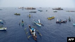 တောင်တရုတ်ပင်လယ်အတွင်း တရုတ်ဘက်က ထိန်းချုပ်ထားတဲ့ ရေပြင်ပိုင်နက်ဘက်ကို
ဖိလစ်ပိုင် ငါးဖမ်းစက်လှေတွေ သွားရောက်နေစဉ် (မေ ၁၅၊ ၂၀၂၄)