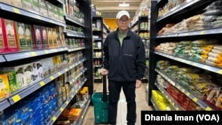Halim Khoiri, mahasiswa Indonesia di Washington, D.C. tengah berbelanja di supermarket Halal Depot di negara bagian Virginia (dok: VOA)