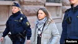 Maafisa wa polisi wamkamata Greta Thunberg during a climate action outside the Swedish parliament Riksdagen, in Stockholm, Sweden, March 12, 2024.