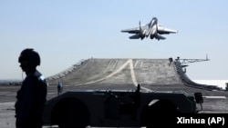 中國海軍遼寧號航空母艦在進行一次遠海軍訓時一架艦載殲15戰機從航空母艦上起飛。 （2021年12月31日）
