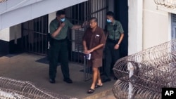 黎智英2023年7月28日在赤柱監獄內被單獨囚禁中每日被防風僅50分鐘。 