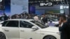 Para pengunjung melihat mobil-mobil yang terpajang di stan BYD dalalam pameran otomotif di Beijing, China, pada 26 April 2024. (Foto: AP/Tatan Syuflana)
