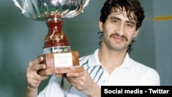 دجان شیر خان کورنۍ وایي هغه دتېرې زیاتې مودې راهسې دپارکنسن په نوم دیوې داسې ناروغۍ ښکار دی چې په پاکستان کې یې تر اوسه علاج نه شته