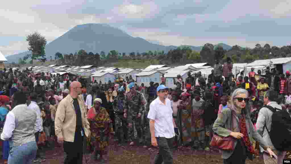 Mabalozi wa Baraza la Usalama Umoja wa Mataifa watembelea kambi ya wakimbizi ya Bushangara karibu na Goma.