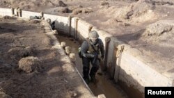 Instruktori britanske vojske podučavaju ukrajinske vojnike tehnikama ratovanja u rovovima u tajnoj vojnoj bazi na sjeveru Engleske, 16. februara 2023.