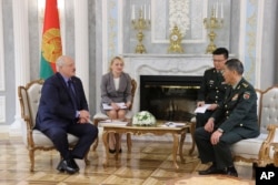 ภาพที่สำนักสื่อประธานาธิบดีเบลารุสเผยแพร่ออกมาแสดงให้เห็นปธน.อเล็กซานเดอร์ ลูกาเชนโก แห่งเบลารุส (ซ้าย) และรมว.กลาโหมหลี่ ช่างฝู ของจีน (ขวา) ขณะร่วมหารือกันที่กรุงมินสก์ เมื่อวันที่ 17 ส.ค. 2023