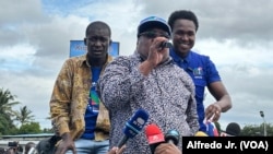 Líder da Renamo, Ossufo Momade, ladeado por Manuel Araújo (esq) e Venâncio Mondlane (dir) na manifestação para "repor" a verdade eleitoral.