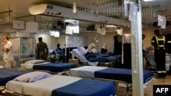 Le navire français est ancré à une cinquantaine de kilomètres du point de passage de Rafah, entre l'Egypte et Gaza.