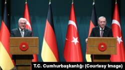 Almanya Cumhurbaşkanı Steinmeier'in yarın Ankara'da Cumhurbaşkanı Erdoğan ile görüşeceği öğrenildi.