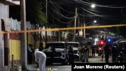 Un técnico forense trabaja en la escena donde fue asesinada la candidata a alcalde de Celaya, Bertha Gisela Gaytán, por agresores desconocidos durante un mitin de campaña, en San Miguel Octopan, estado de Guanajuato, México, el 1 de abril de 2024.