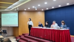 台灣民眾黨主席柯文哲(右二)星期一(8月12日)表示，他第一時間並不知道，他的總統大選政治獻金有帳務漏報情事 (美國之音/林乃絹)