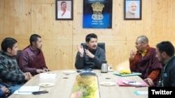 ལ་དྭགས་པ་བཀྲ་ཤིས་རྒྱལ་མཚན་ས་གནས་དེའི་རྒྱ་གར་གྱི་རྒྱལ་ཡོངས་གྲོས་ཚོགས་འོག་མའི་འཐུས་མིའི་འོས་མིར་བདམས།