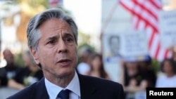 Sekretari amerikan i Shtetit Antony Blinken u drejtohet gazetarëve pas takimit me familjet e pengjeve izraelite që po mbahen nga Hamasi në Gazë, më 11 qershor, 2024/Reuters