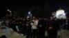 Sejumlah warga Palestina melakukan salat tarawih di area samping Masjid Al-Aqsa, Yerusalem, dengan Dome of the Rock terlihat di belakang mereka, pada 22 Maret 2023. (Foto: Reuters/Ammar Awad)