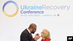 Светските лидери и деловните лидери се здружуваат за да се фокусираат на поддршката за закрепнување на Украина од руската инвазија