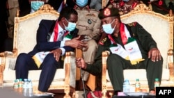 Kutoka kushoto ni Jenerali Mohamed Hamdan Daglo "Hemeti", akizungumza na Jenerali Abdel Fattah al-Burhan huko Khartoum tarehe 8 Oktoba 2020 Picha na Ebrahim HAMID / AFP.