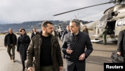 瑞士外長卡西斯在瑞士機場迎接烏克蘭總統澤連斯基。 （2024年1月15日）