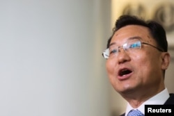 中國新任駐美大使謝鋒抵達紐約機場時對媒體講話。（2023年5月23日）