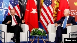 Presiden AS Joe Biden bertemu dengan Presiden Turki Recep Tayyip Erdogan d sela KTT NATO di Madrid, Spanyol, pada 29 Juni 2022. (Foto: Reuters/Jonathan Ernst) 