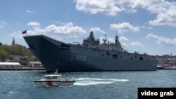 بزرگترین و جدیدترین کشتی جنگی ترکیه در مقابل قصر حاکمان دوران عثمانی در استانبول