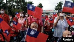 Wakazi wa Taiwan wakipeperusha vibendera vya taifa lao wakati wa siku kuu ya kitaifa Oktoba 1.,2023.