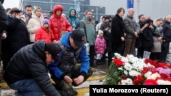 Ljudi pale svijeće na improviziranom spomeniku žrtvama pucnjave u koncertnoj dvorani Crocus City Hall u Moskovskoj oblasti, Rusija, 23. marta 2024. REUTERS/Yulia Morozova