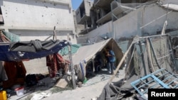 Raseljeni Palestinci u skloništu u UN-ovoj školi koja je oštećena u izraelskom udaru u Kan Junisu, na jugu Pojasa Gaze, 4. jula 2024.